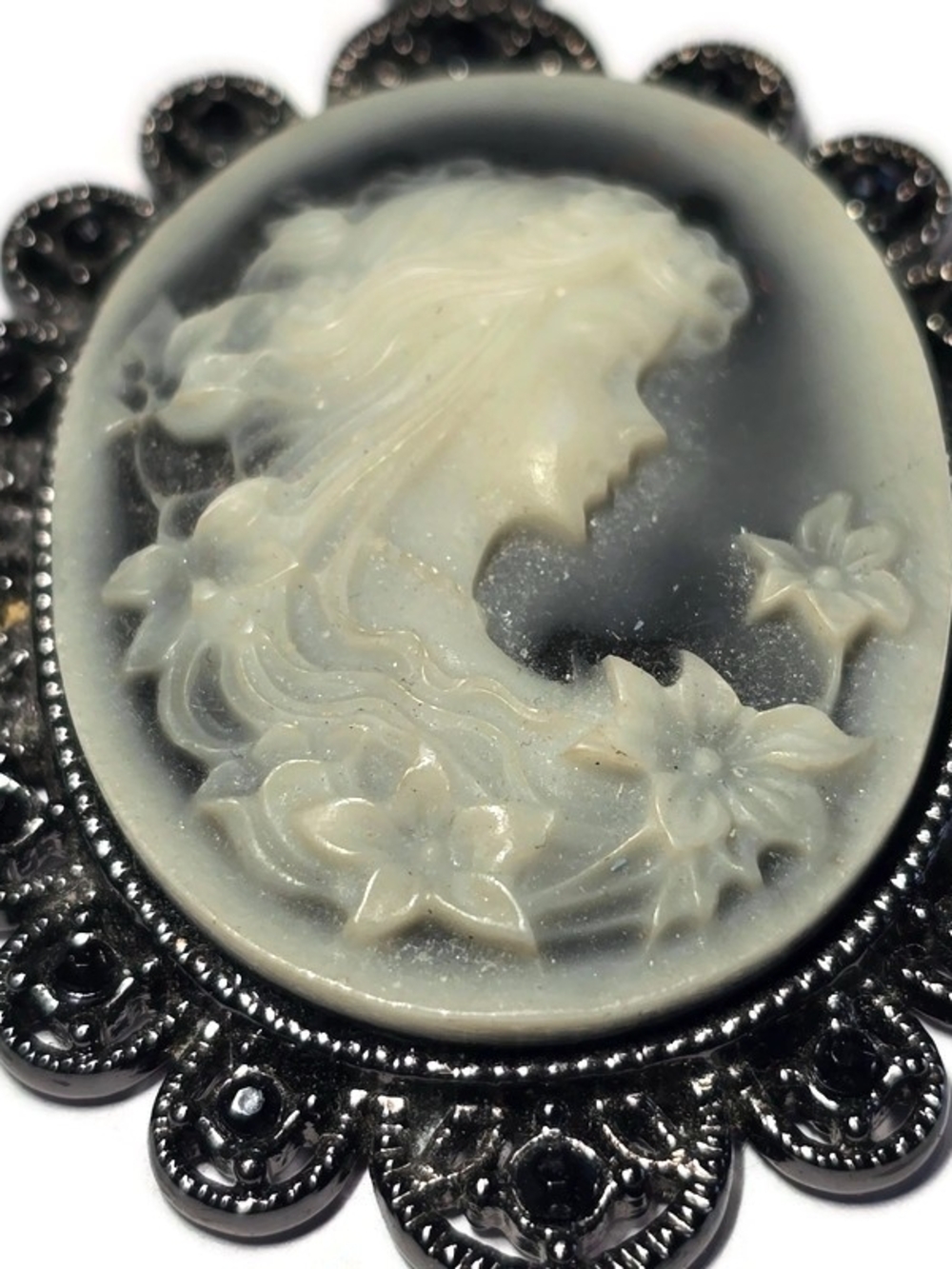 Vintage-Inspired Black and White Cameo Pendant Necklace - Picture 3 of 9